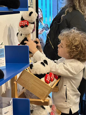 成都熊貓文創(chuàng)快閃店首度亮相倫敦，文化用品引爆英倫熱潮